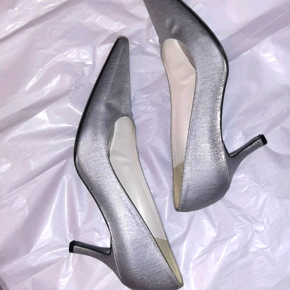 STUART WEITZMAN SILVER SATIN POINTED HEELS SIZE 7.5